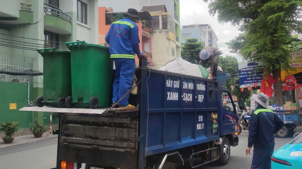 Công nhân ngành môi trường thu gom rác sinh hoạt tại phường Tân Bình, TPHCM