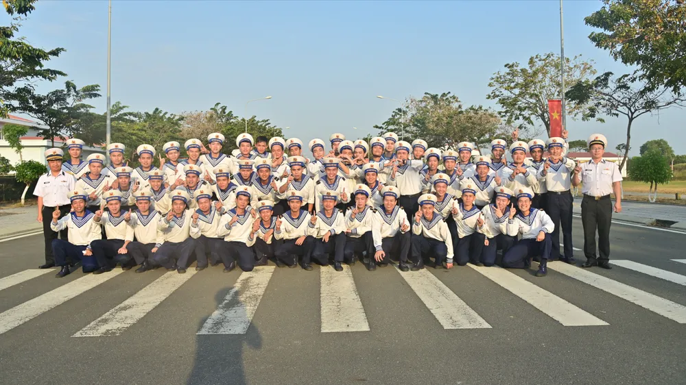 10. Những chiến sĩ DK1 hoàn thành nhiệm vụ trên các nhà giàn chụp ảnh lưu niệm trước khi trở về với địa phương.JPG