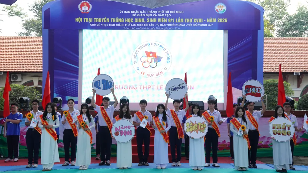 Học sinh tham gia ngày hội truyền thống 9-1, tại cụm trại Trường THPT Marie Curie