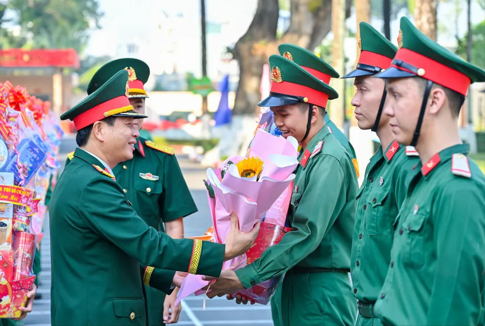 thu-truong-bo-tu-lenh-quan-khu-7-tang-qua-va-hoa-chuc-mung-quan-nhan-hoan-thanh-nvqs-tai-ngu-tro-ve-dia-phuong-nam-2026-2810-1445.jpg
