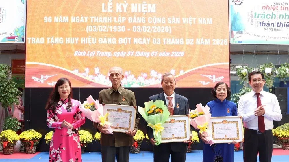 Trao Huy hiệu Đảng đến các đảng viên phường Bình Lợi Trung