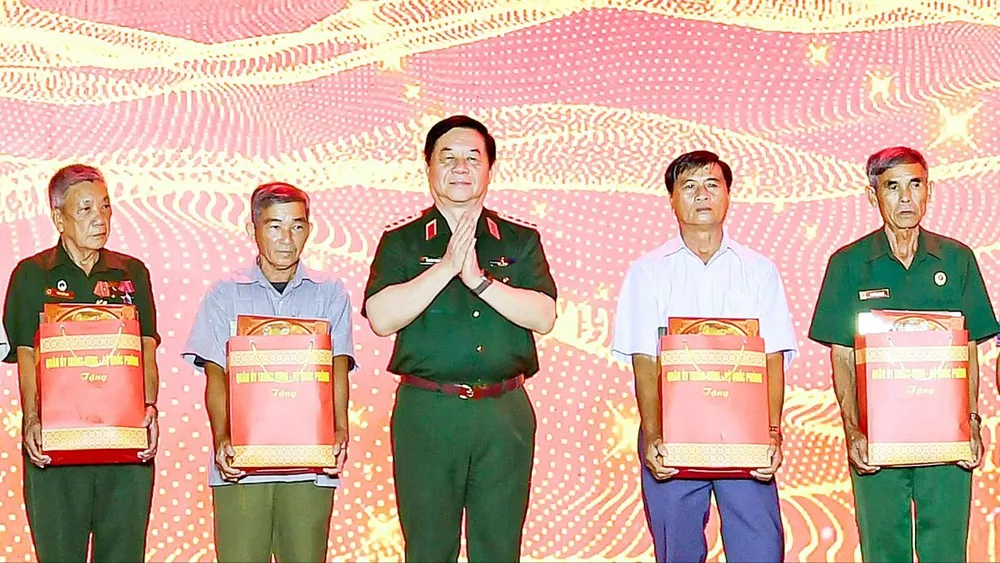 Đại tướng Nguyễn Trọng Nghĩa, Chủ nhiệm Tổng cục Chính trị Quân đội nhân dân Việt Nam, tặng quà các gia đình chính sách tại Tây Ninh (ẢNH: QUANG VINH)