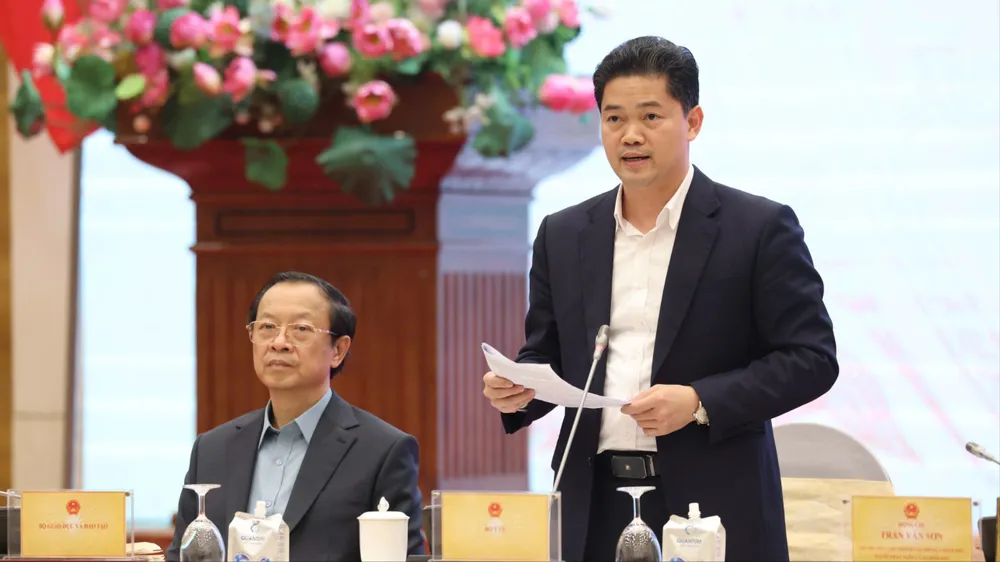 Thứ trưởng Thường trực Bộ Y tế Vũ Mạnh Hà trả lời tại họp báo. Ảnh: QUANG PHÚC