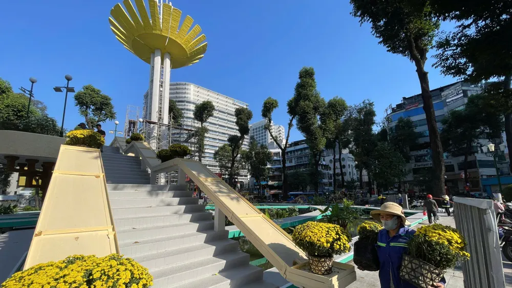 Chỉnh trang khu vực vòng xoay Hồ Con Rùa. Ảnh: HOÀNG HÙNG