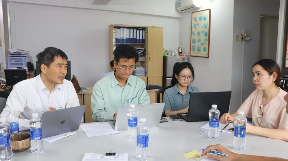 Ông Nguyễn Phong Nhã, Cục phó Cục Viễn thông, Trưởng đoàn công tác (bìa trái) làm việc với các đơn vị chức năng của TPHCM tại cảng cá Cát Lở, phường Phước Thắng