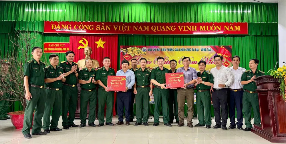 Đoàn công tác số 24 thăm, chúc tết cán bộ, chiến sĩ Trạm Biên phòng cửa khẩu Sân bay
