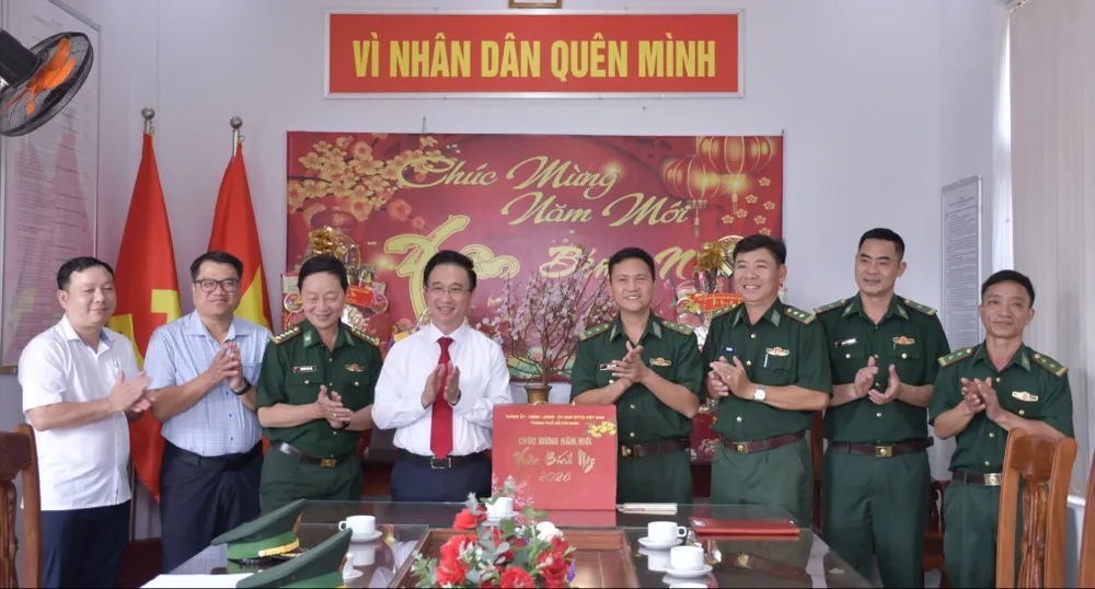 Đồng chí Đặng Minh Thông thăm, chúc tết Đồn biên phòng Bến Đá