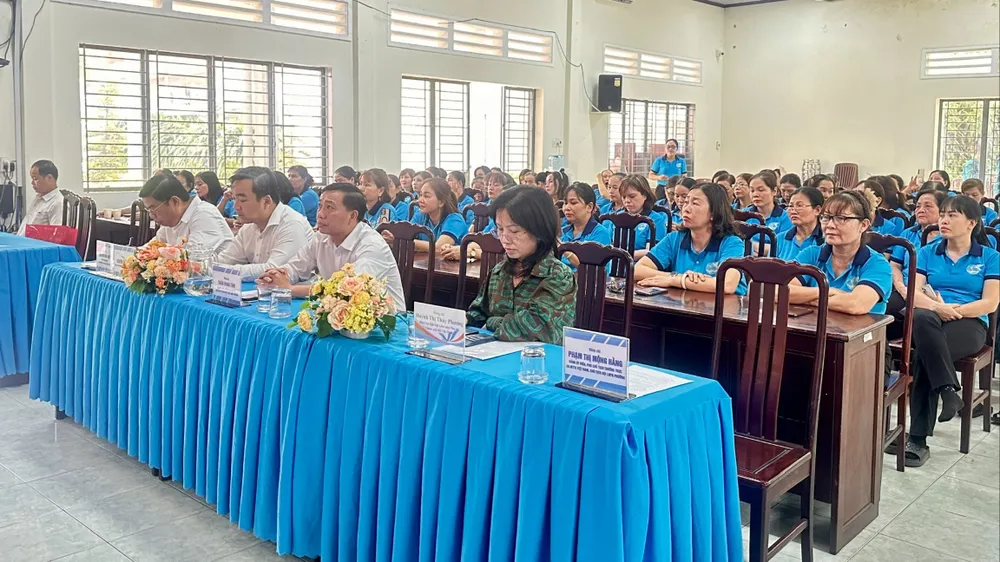 Các đại biểu và cán bộ Hội Phụ nữ phường Tân Thới Hiệp tham gia họp mặt mừng Xuân Bính Ngọ 2026