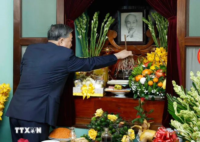 Tổng Bí thư Tô Lâm dâng hương tưởng niệm Bác Hồ tại Nhà 67, Khu Di tích Chủ tịch Hồ Chí Minh tại Phủ Chủ tịch. Ảnh: TTXVN