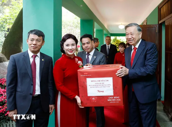 Tổng Bí thư Tô Lâm tặng quà cho cán bộ, nhân viên Khu Di tích Chủ tịch Hồ Chí Minh trong Phủ Chủ tịch. Ảnh: TTXVN