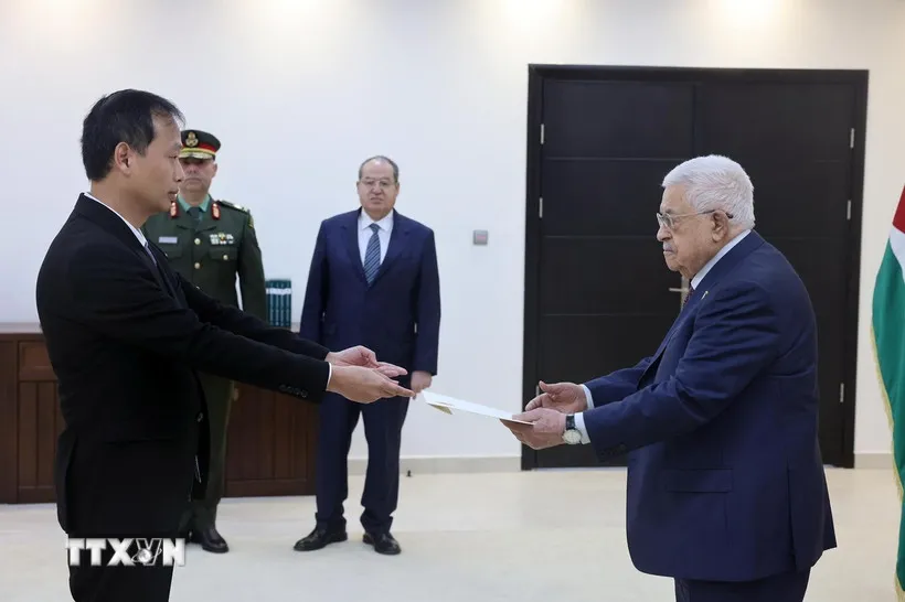dai-su-nguyen-nam-duong-trinh-thu-uy-nhiem-len-tong-thong-palestine-1.jpg
