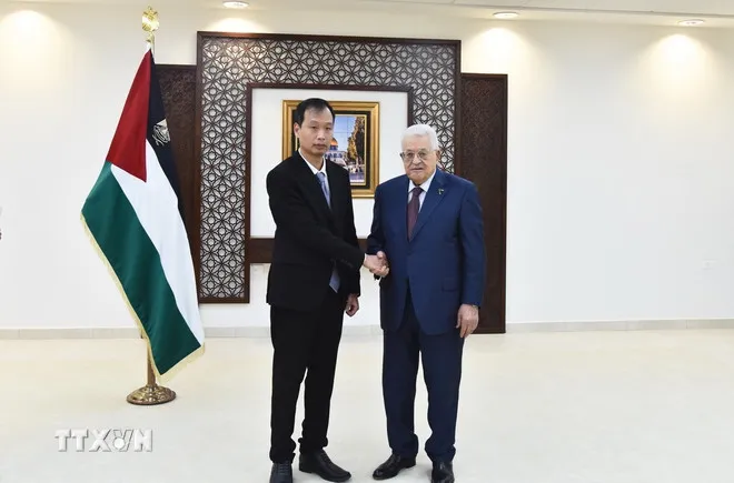 Tổng thống Palestine Mahmoud Abbas tiếp Đại sứ Nguyễn Nam Dương sau lễ trình Thư ủy nhiệm. Ảnh: TTXVN