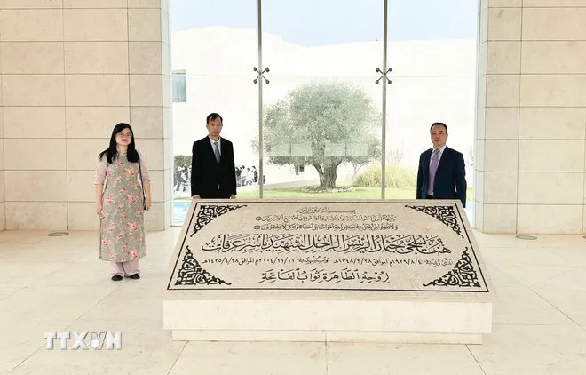 Đại sứ Nguyễn Nam Dương thăm Bảo tàng Cố Chủ tịch Yasser Arafat, nhà lãnh đạo kiệt xuất của nhân dân Palestine. Ảnh: TTXVN