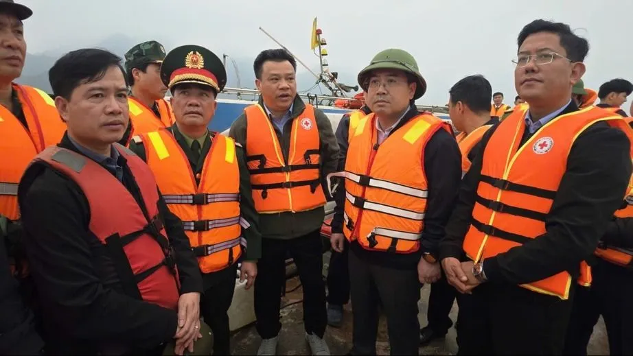 Phó Chủ tịch chuyên trách Ủy ban An toàn giao thông quốc gia Lê Kim Thành trực tiếp chỉ đạo tại hiện trường vụ lật tàu trên hồ Thác Bà (Lào Cai)
