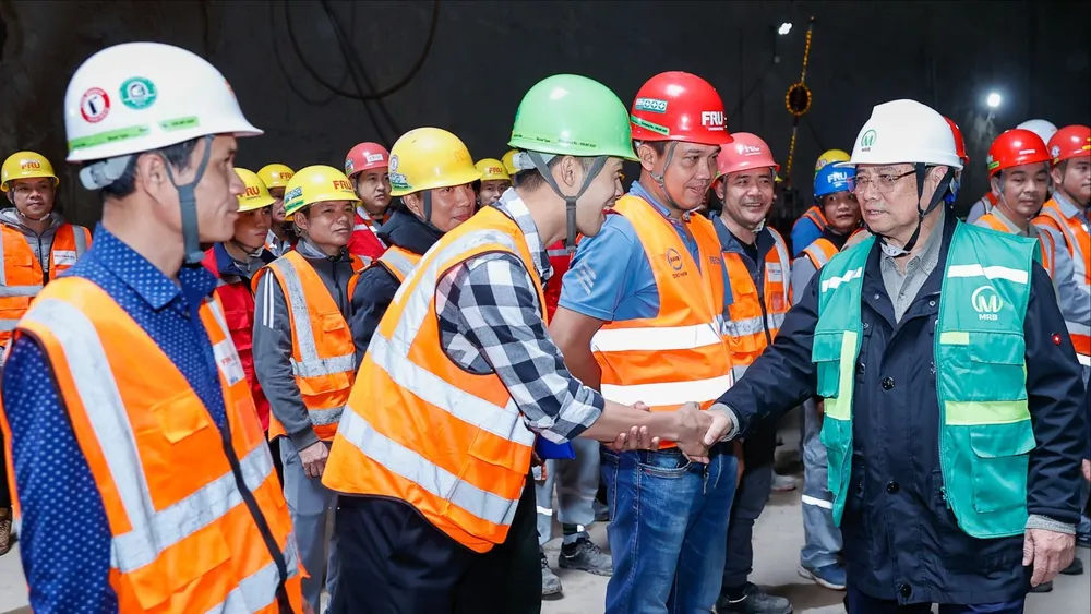 Thủ tướng thăm, kiểm tra và động viên công nhân, kỹ sư thi công tại hầm ga S9 Kim Mã. Ảnh: VGP