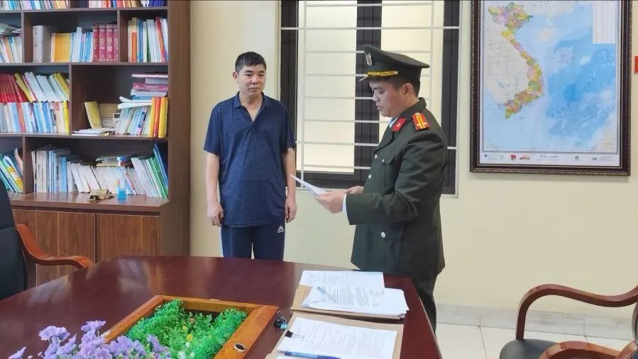 Khởi tố 2 đối tượng làm giả giấy khám sức khỏe 