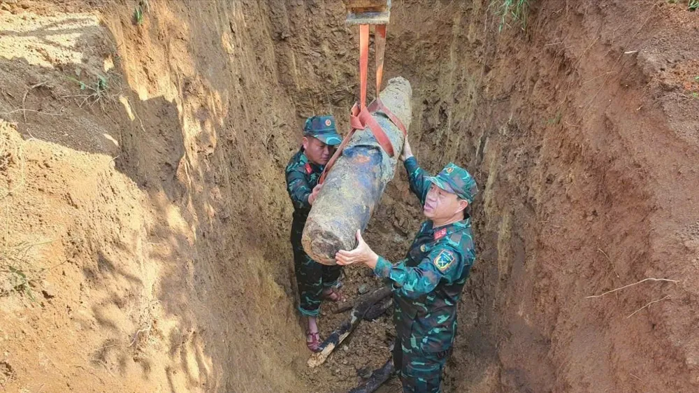 Lực lượng chức năng di chuyển quả bom đến khu vực xử lý an toàn