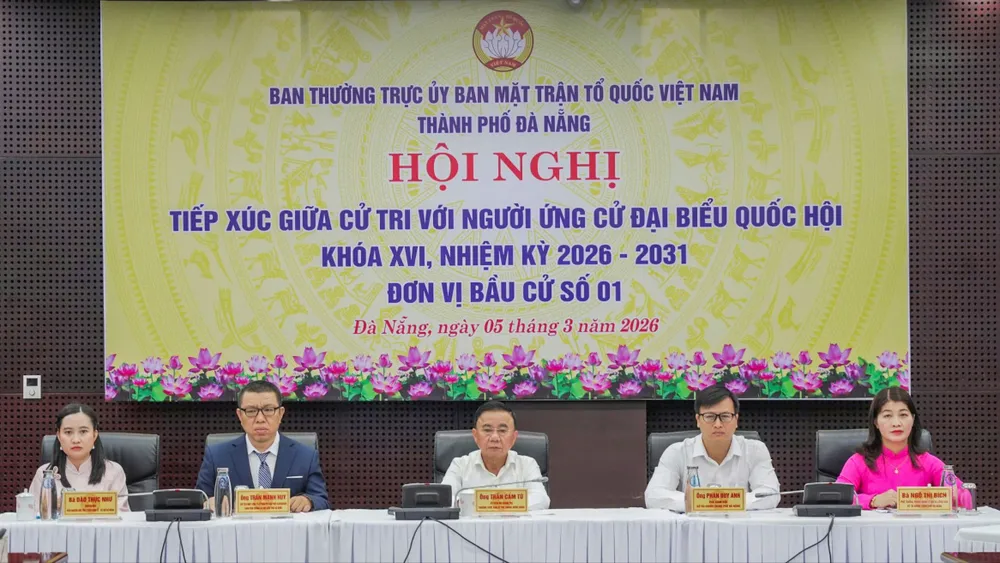 Các ứng cử viên dự buổi tiếp xúc cử tri. Ảnh: XUÂN QUỲNH