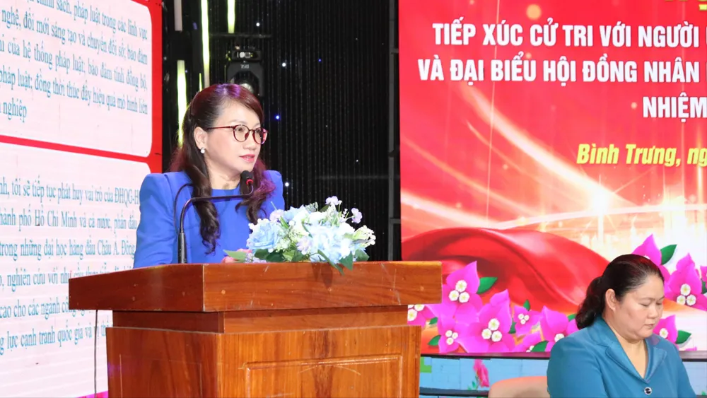 Giám đốc ĐHQG TPHCM Nguyễn Thị Thanh Mai nêu chương trình hành động tại buổi tiếp xúc cử tri phường Bình Trưng. Ảnh: THÁI PHƯƠNG