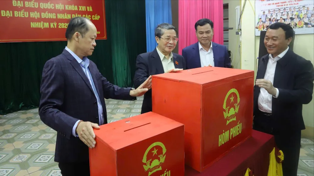 Phó Chủ tịch Quốc hội Nguyễn Đức Hải và lãnh đạo tỉnh Hà Tĩnh kiểm tra thực tế công tác chuẩn bị bầu cử tại phường Vũng Áng