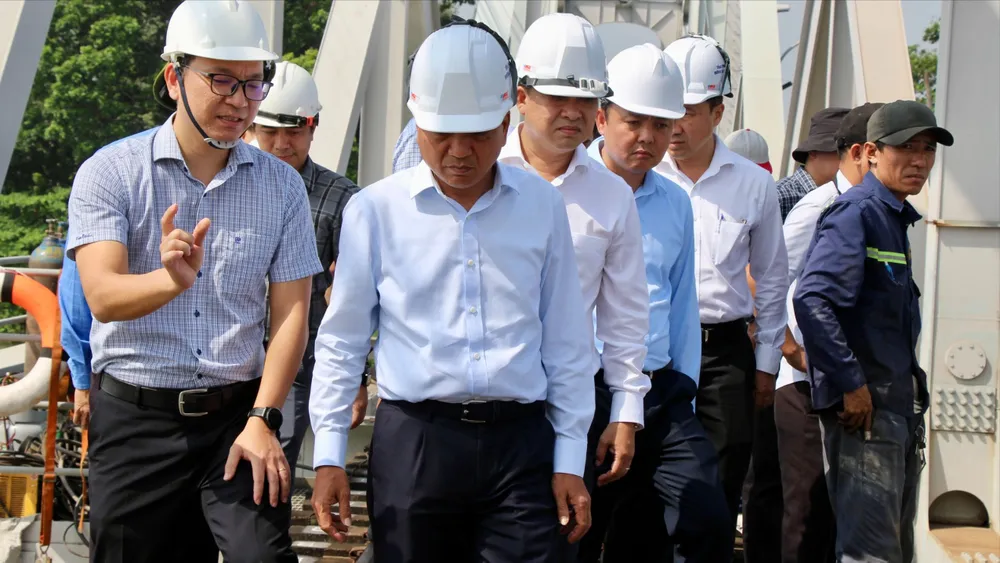 Đoàn công tác của Bộ Xây dựng và các đơn vị liên quan kiểm tra hiện trường sà lan tông cầu Ghềnh