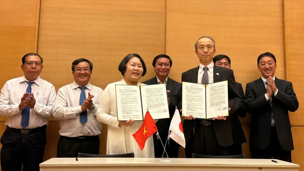 Tổng lãnh sự Nhật Bản tại TPHCM Ono Masuo và Trưởng đại diện tổ chức Seed to Table Ino Mayu tại buổi ký kết. Ảnh: TLSQ Nhật Bản tại TPHCM