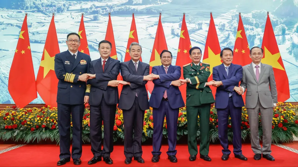 Thủ tướng Phạm Minh Chính chụp ảnh cùng Bộ trưởng Bộ Ngoại giao, Bộ trưởng Bộ Quốc phòng, Bộ trưởng Bộ Công an Việt Nam và Trung Quốc. Ảnh: VGP