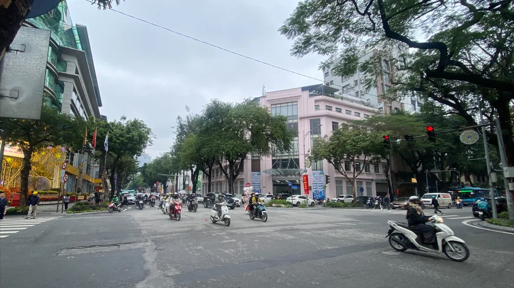 Hà Nội sẽ không giảm nhiệt do không khí lạnh lần này yếu. Ảnh: PHÚC HẬU