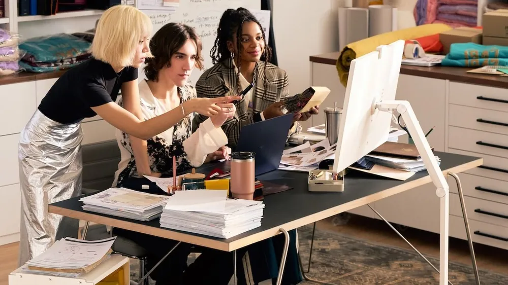 LG Smart Monitor Swing với thiết kế đa năng, ứng dụng thông minh