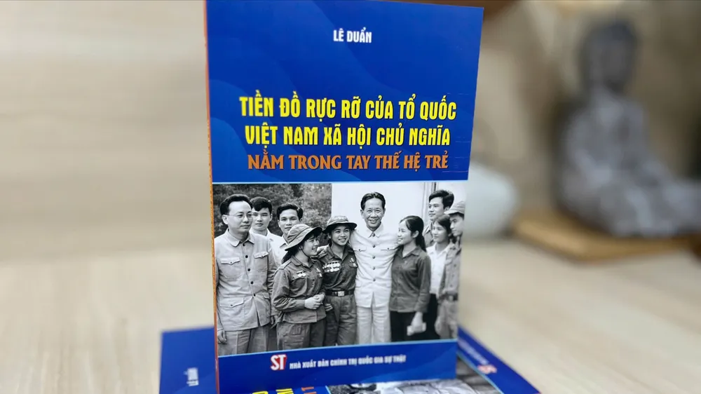 Cuốn sách “Tiền đồ rực rỡ của Tổ quốc Việt Nam xã hội chủ nghĩa nằm trong tay thế hệ trẻ”