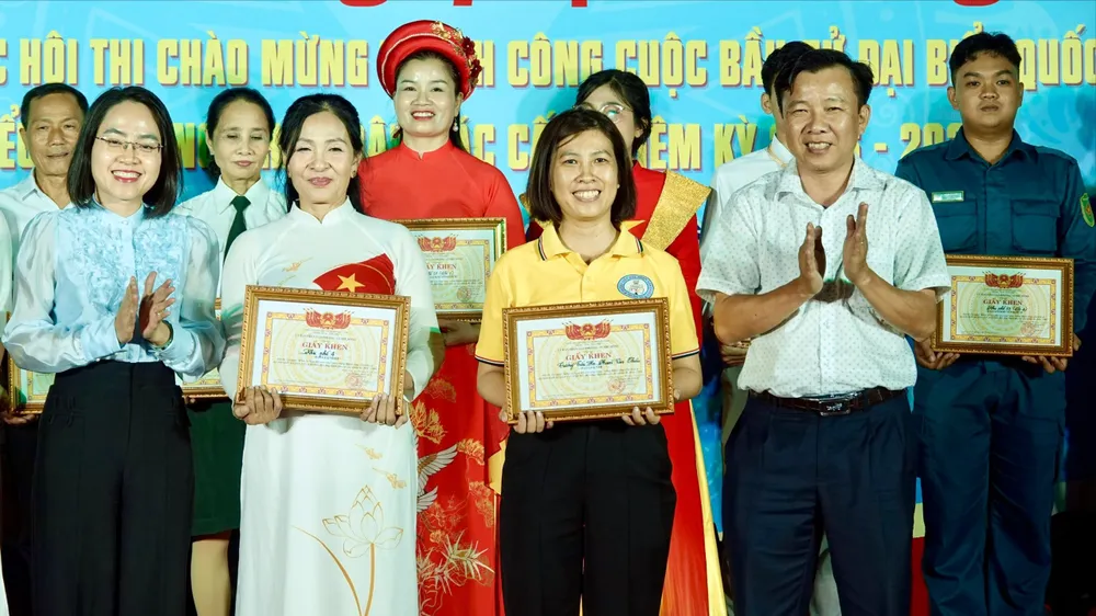 Phó Bí thư Thường trực Đảng ủy phường An Phú Đông Hồ Thị Thủy và Quyền Chủ tịch UBND phường An Phú Đông Nguyễn Chí Thiện trao giải nhất và giải nhì cho hai đơn vị xuất sắc là Khu phố 4 và Trường Tiểu học Phạm Văn Chiêu. Ảnh: THÚY BÌNH 