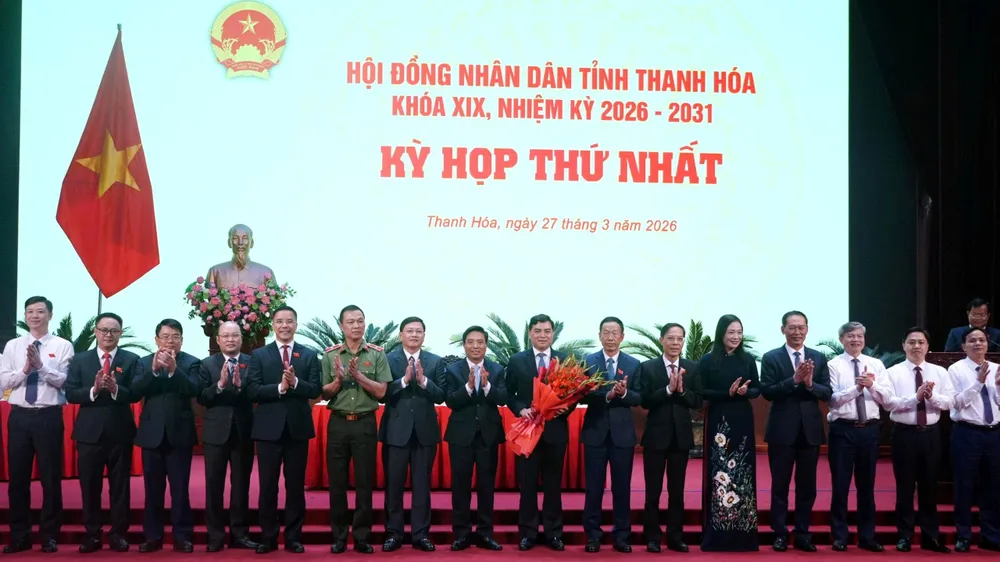 Lãnh đạo tỉnh Thanh Hóa tặng hoa chúc mừng đồng chí Nguyễn Hoài Anh tái đắc cử chức Chủ tịch UBND tỉnh Thanh Hóa