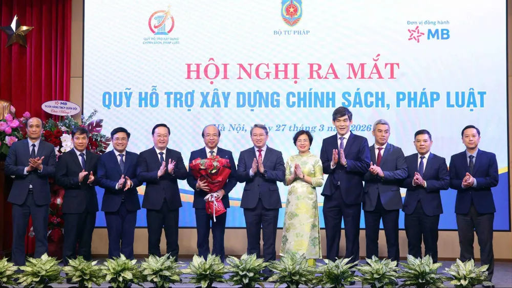 Bộ trưởng Bộ Tư pháp Nguyễn Hải Ninh và Ban lãnh đạo Quỹ hỗ trợ xây dựng chính sách, pháp luật