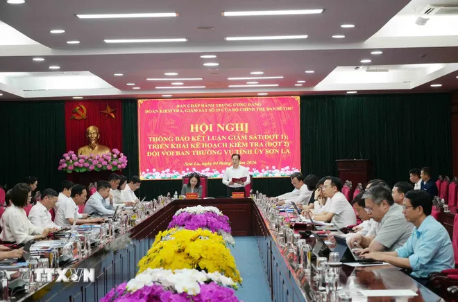 Đồng chí Hoàng Văn Nghiệm, Ủy viên Trung ương Đảng, Bí thư Tỉnh ủy, Trưởng Đoàn đại biểu Quốc hội tỉnh Sơn La khóa XV, phát biểu tại hội nghị. Ảnh: TTXVN