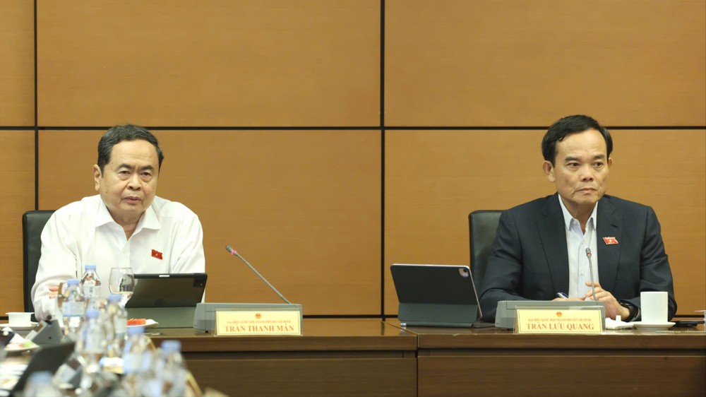 Chairman of the National Assembly Tran Thanh Man (L) and Secretary of the Ho Chi Minh City Party Committee, Head of the Ho Chi Minh City National Assembly Delegation Tran Luu Quang at the meeting of the Ho Chi Minh City National Assembly deputies’ group on the morning of April 9. (Photo: SGGP)
