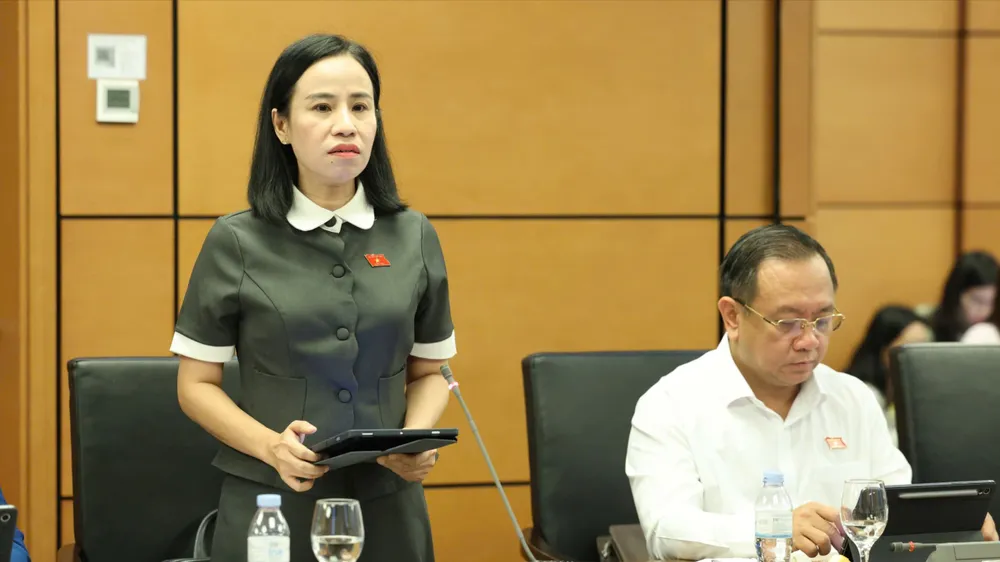 ĐB Võ Ngọc Thanh Trúc, Phó Trưởng Đoàn ĐB Quốc hội TPHCM phát biểu tại phiên thảo luận tổ, sáng 9-4. Ảnh: QUANG PHÚC 