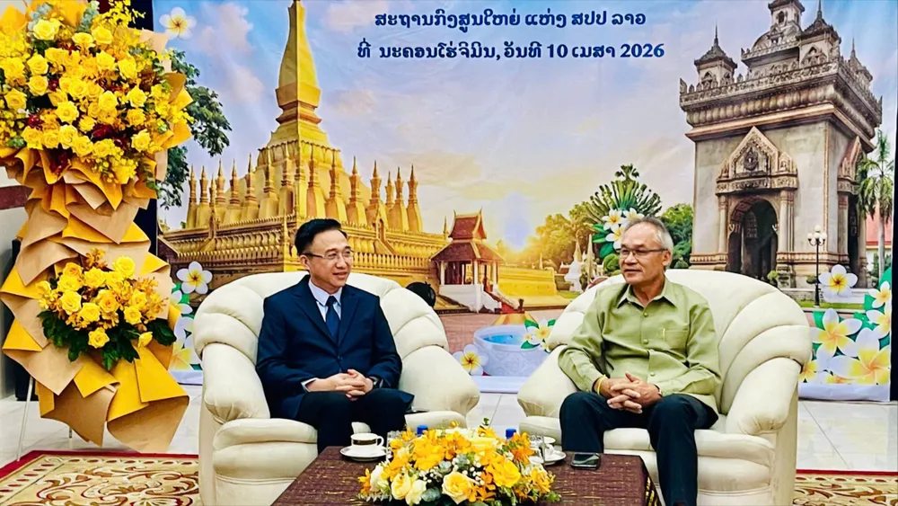 Phó Bí thư Thành ủy TPHCM Đặng Minh Thông chúc mừng Tổng Lãnh sự quán Cộng hòa Dân chủ Nhân dân Lào tại TPHCM nhân dịp Tết cổ truyền Lào (Bunpimay). Ảnh: PHƯƠNG NAM