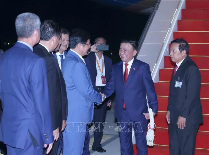 Lãnh đạo các cơ quan Đảng Nhân dân Campuchia đón Thường trực Ban Bí thư Trần Cẩm Tú tại sân bay quốc tế Techo. Ảnh: TTXVN