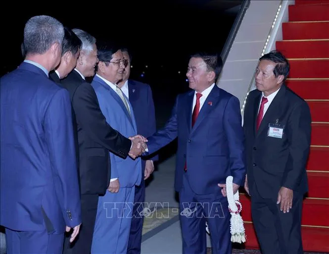 Lãnh đạo các cơ quan Đảng Nhân dân Campuchia đón Thường trực Ban Bí thư Trần Cẩm Tú cùng Đoàn đại biểu cấp cao Việt Nam tại sân bay quốc tế Techo. Ảnh: TTXVN