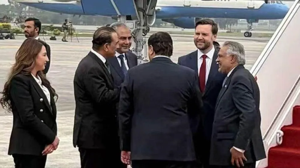 Phái đoàn Chính phủ Mỹ đến Islamabad, Pakistan vào ngày 11-4. Ảnh: XINHUA 