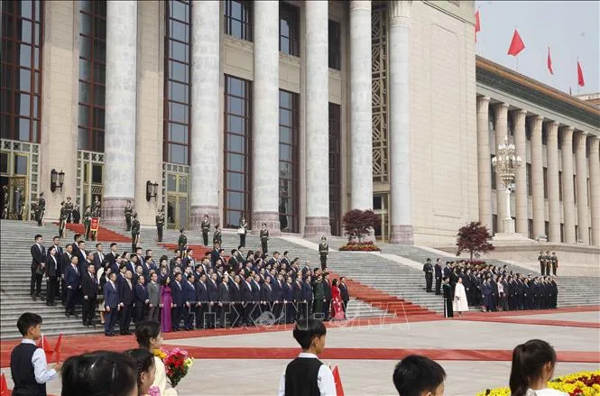 Đoàn đại biểu cấp cao hai nước tham dự Lễ đón. Ảnh: TTXVN