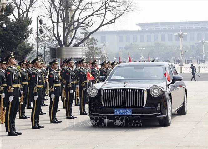 Xe chở Tổng Bí thư, Chủ tịch nước Tô Lâm và Phu nhân tiến vào Đại Lễ đường Nhân dân. Ảnh: TTXVN