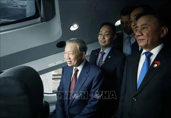 Tổng Bí thư, Chủ tịch nước Tô Lâm trên tàu cao tốc đi thành phố Nam Ninh. Ảnh: TTXVN