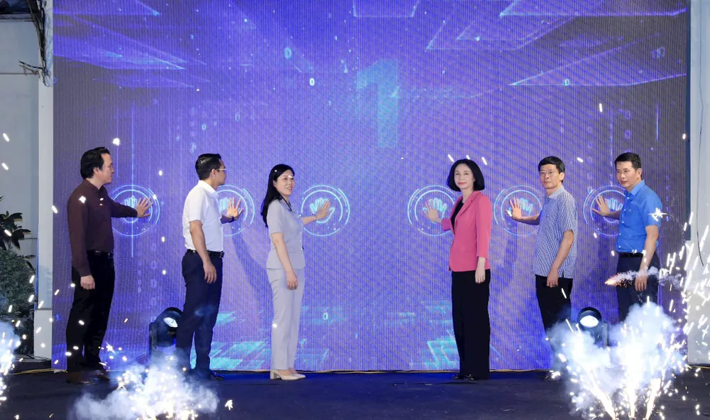 Các đại biểu thực hiện nghi thức khai trương Cổng thông tin ATTP Hà Nội. Ảnh: https://soyte.hanoi.gov.vn/