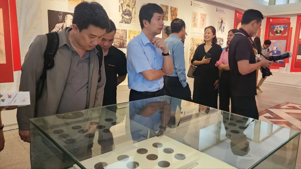 Trưng bày tổ chức nhân kỷ niệm 156 năm ngày sinh V.I. Lênin (22-4-1870 – 22-4-2026). Ảnh: THU HÀ