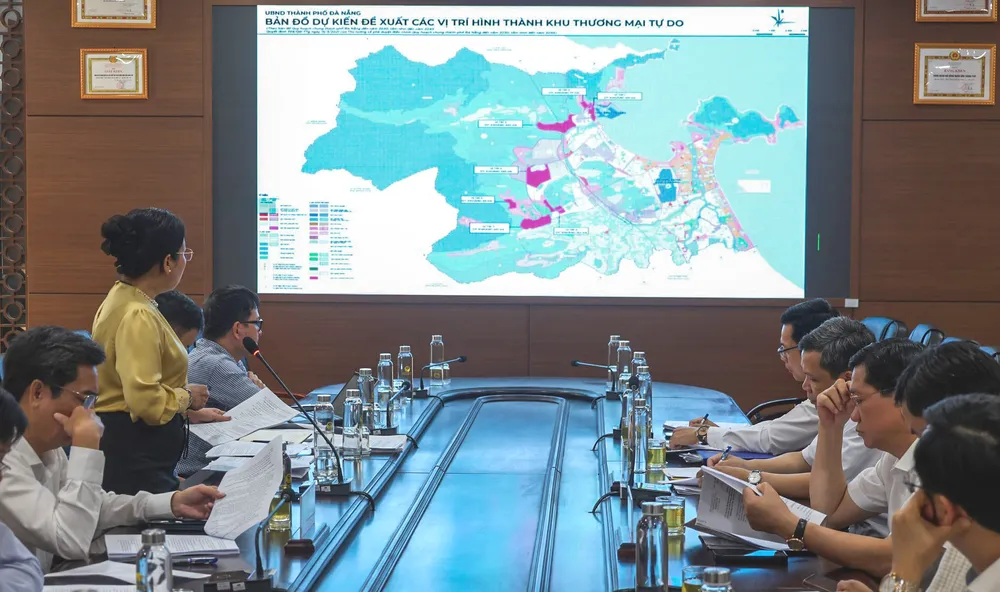 Bà Lê Thị Kim Phương, Giám đốc Sở Công thương TP Đà Nẵng trình bày về tờ trình của UBND thành phố quy định trình tự, thủ tục điều chỉnh quyết định thành lập; mở rộng, điều chỉnh ranh giới Khu thương mại tự do Đà Nẵng