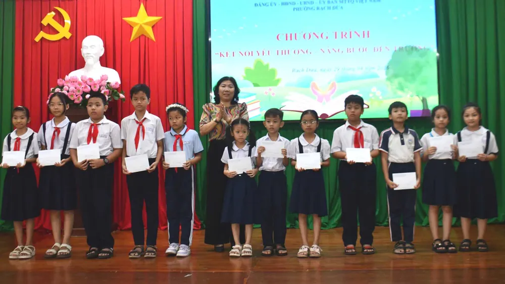 Lãnh đạo phường Rạch Dừa trao quà cho các em học sinh có hoàn cảnh khó khăn