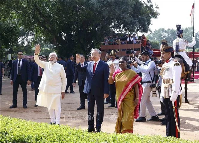 Tổng thống Droupadi Murmu và Thủ tướng Narendra Modi đồng chủ trì Lễ đón trọng thể Tổng Bí thư, Chủ tịch nước Tô Lâm thăm cấp Nhà nước tới Cộng hòa Ấn Độ. Ảnh: TTXVN