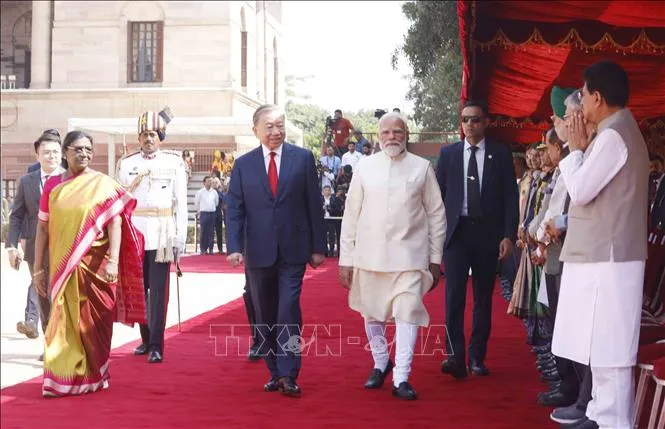 Tổng thống Droupadi Murmu và Thủ tướng Narendra Modi đồng chủ trì Lễ đón trọng thể Tổng Bí thư, Chủ tịch nước Tô Lâm thăm cấp Nhà nước tới Cộng hòa Ấn Độ. Ảnh: TTXVN