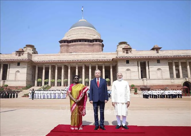 Tổng thống Droupadi Murmu và Thủ tướng Narendra Modi đồng chủ trì Lễ đón trọng thể Tổng Bí thư, Chủ tịch nước Tô Lâm thăm cấp Nhà nước tới Cộng hòa Ấn Độ. Ảnh: TTXVN